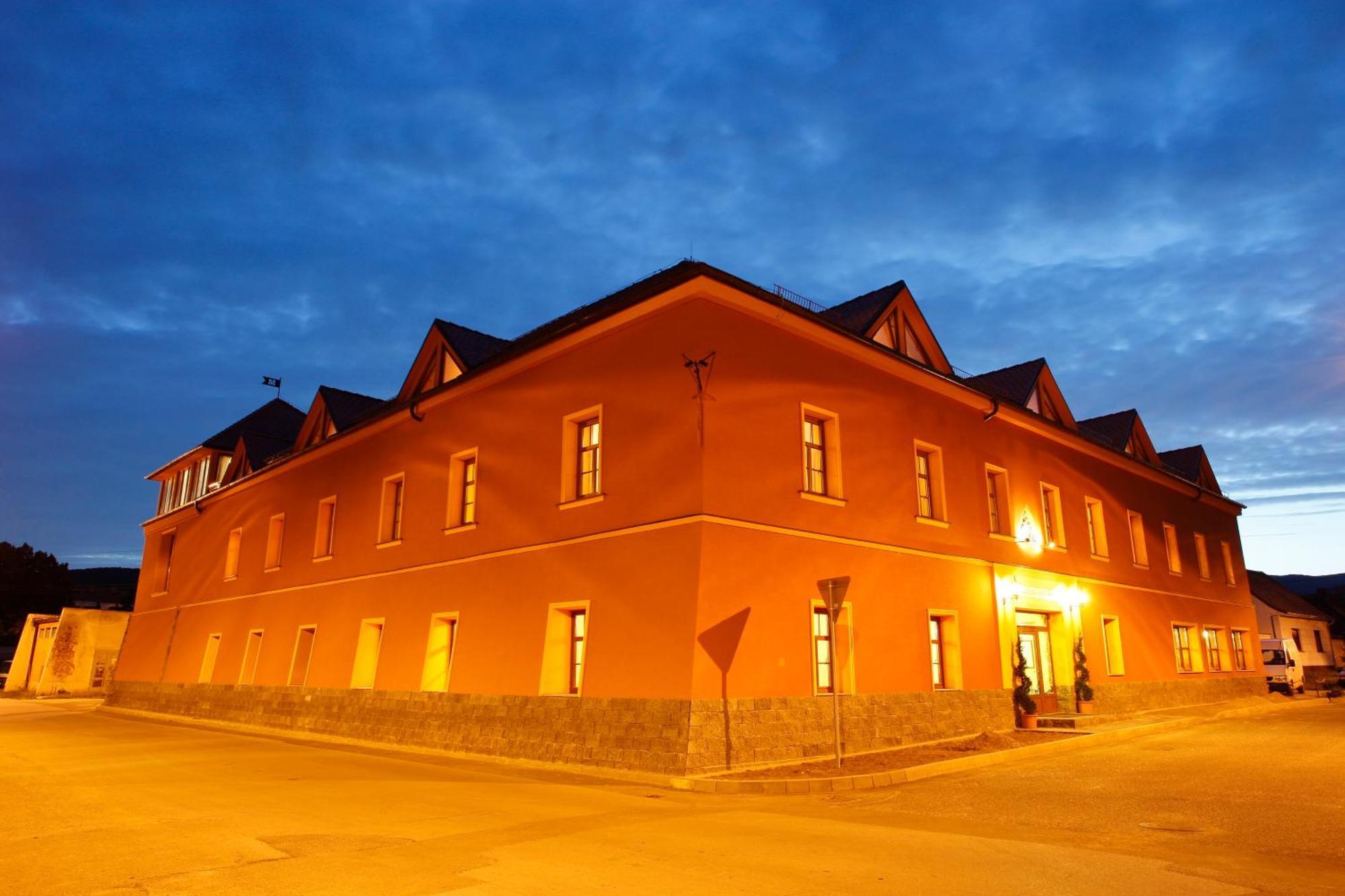 Hotel Majolika Modra Εξωτερικό φωτογραφία