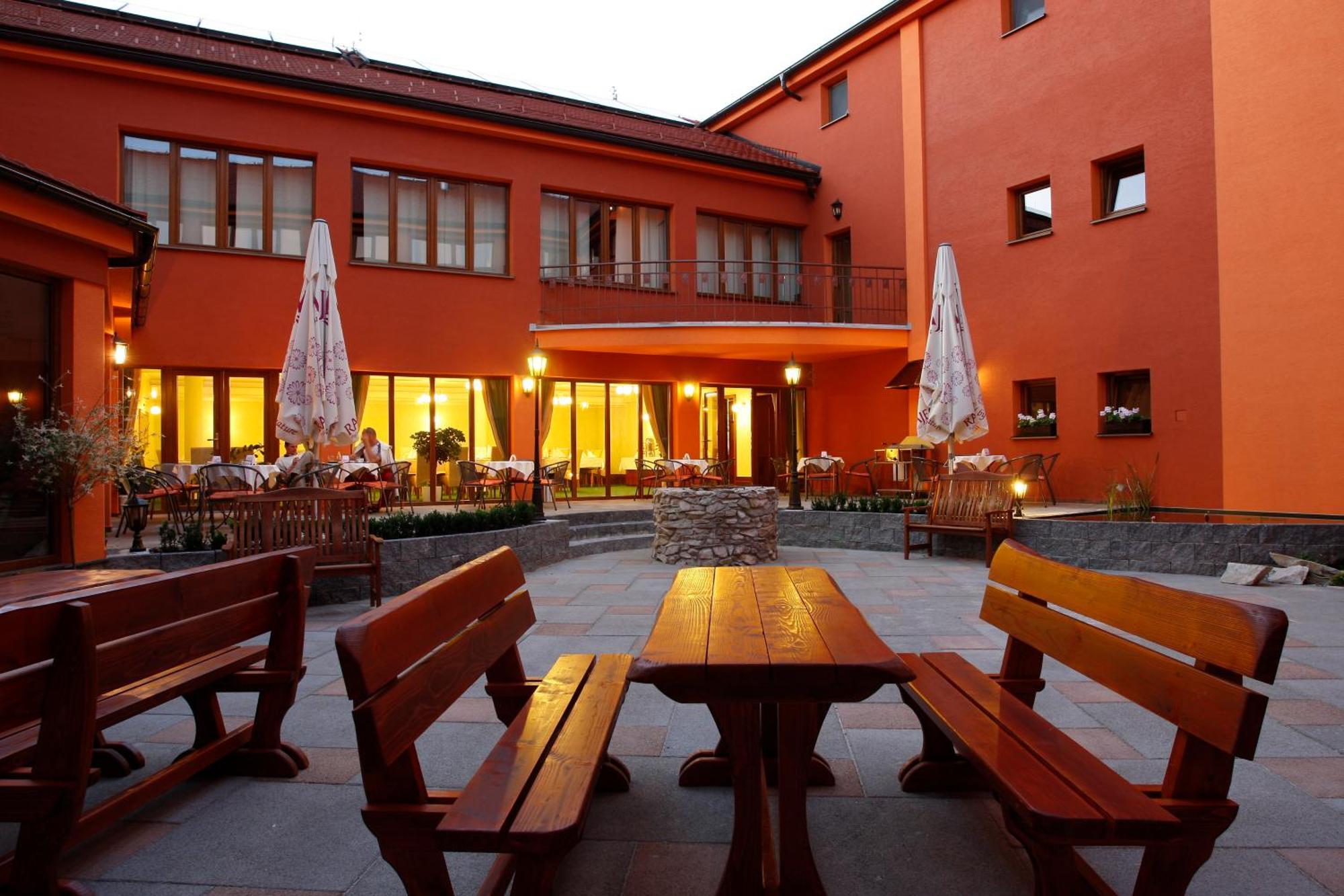 Hotel Majolika Modra Εξωτερικό φωτογραφία